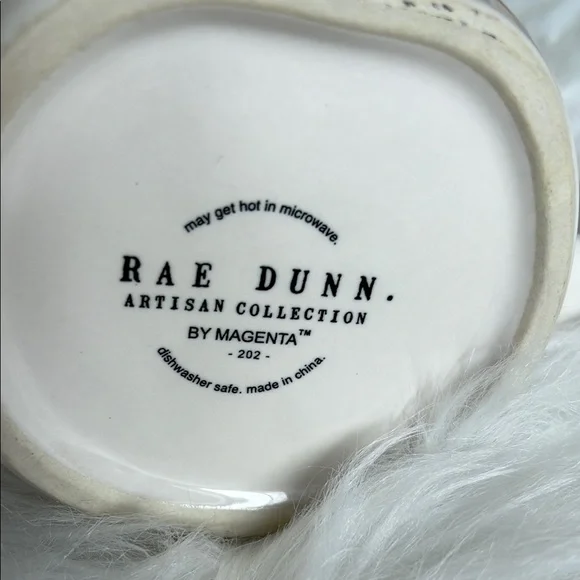 White and Red Heart Design Mug Set - Picture 4 of 4